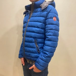 Colmar Jacka  - Hej! Säljer nu min jacka från märket Colmar, storlek S, bra skick modellen är 184cm och väger 70kg . Tveka inte på att höra av dig om du har frågor eller funderingar kring jackan!