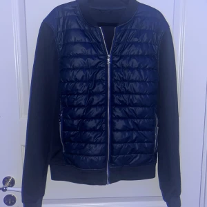 Next Cardigan  - Snygg blå bomberjacka från Next med quiltad framsida och dragkedja. Jackan har långa ärmar och en stilren design, perfekt för en casual look. Pris kan diskuteras såklart💪