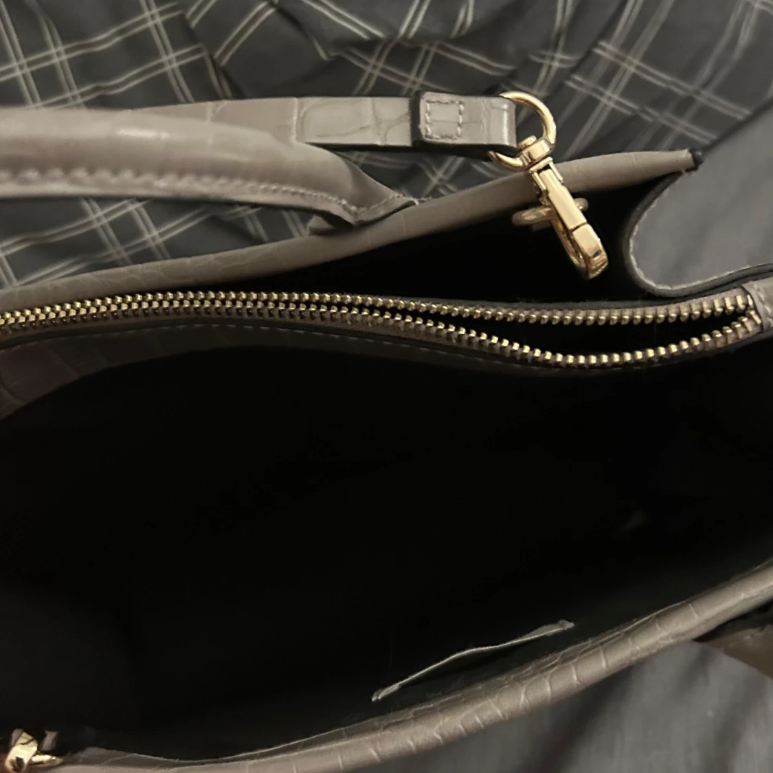 Grå krokodilpräglad handväska - 91