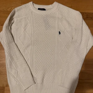 Vit stickad tröja från Polo Ralph Lauren, XL - Säljer en Vit stickad tröja från Polo Ralph Lauren i storlek Xl, nyskick. Står ej för postnordslarv eller returer.