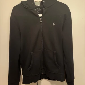 Ralph lauren zip Hoodie - Säljer en stilren och fet zip hoodie från Ralph Lauren. Passar perfekt nu till lite kallare väder. Finns små hål