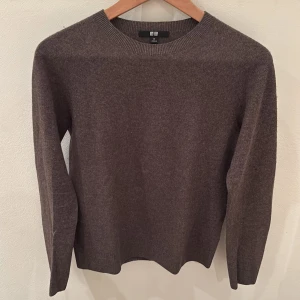 Brun kashmir tröja från Uniqlo - Säljer en stilren brun tröja från Uniqlo i storlek XS. Tröjan är långärmad och har en klassisk rund halsringning. Nypris 1299kr