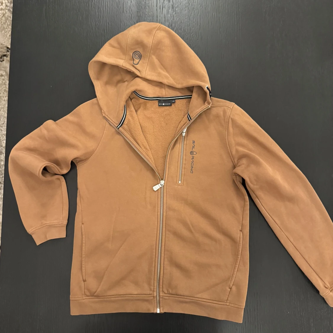 Brun hoodie från Sail Racing