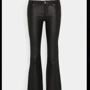 Skinnbyxor only - Jättesnygga skinnbyxor från only liknande som på bilden men mina är midwaist. De köptes för ca ett år sedan och har används ett fåtal gånger men kommer tyvärr inte längre till användning. Skriv för fler bilder💗