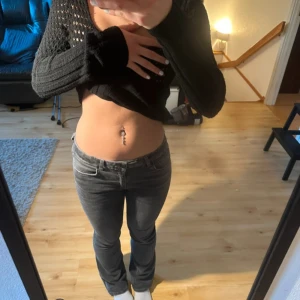 Lågmidjade bootcut jeans - Super söta Lågmidjade bootcut jeans från Gina tricot (Gina Young) de är i storlek 164 men passar mig som har storlek 36 men passar xs-s. Jag på bilden är 167 cm lång!!! Byxorna är i mycket bra skick och har inga synliga defekter!!! De är grå i färgen! Säljer billigt då jag behöver pengar! 💕💕