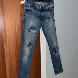 Custom camo jeans *UNIKA* - Custom made jeans drf helt unika. Camo slitage. Sitter som 30/30 typ. Slim/skinny