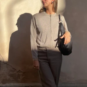 Glittrig guldig kofta från By Malene Birger - Guldig cardigan från By Malene Birger. Supermjuk glittrig och perfekt till jul och nyår ✨Kort och ganska lös boxig passform, så fin till jeans! 