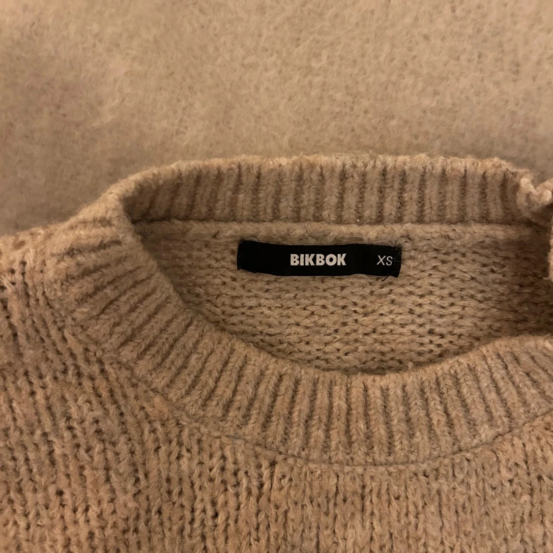Beige stickad tröja från BikBok - 90