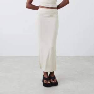 Beige långkjol - Säljer denna trendiga kjolen från Ginatricot då den var i fel färg för att matcha med min top😅kjolen är kvar i originalförpackningen och är i storlek S. Tror bilden från nätet är en ljusare nyans av kjolen. 