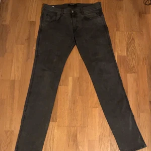 Replay Anbass - Snygga grå jeansbyxor med en slim fit passform. De är knappt använda och därav väljer jag att sälja de.