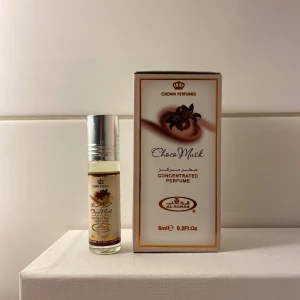 Choco Musk Concentrated Perfume - Ny och oanvänd! Vill du dofta som en nybakad choklad kaka? 🍪 🍫då är denna helt perfekt! 🤩👌Får många komplimanger av alla när jag bär denna och kan själv inte sluta sniffa på mig😅 Choco Musk är en koncentrerad parfym från Al-Rehab med en söt och varm doft av choklad och mysk. Flaskan är liten och smidig med roll. Helt perfekt för att ta med sig. 6 ml. Livar upp en grå och trist dag och tröstar vid läggdags🫶💕