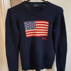 Ralph lauren flag sweater - Ralph lauren flag sweater. Super fin tröja i marinblå.😍 Storlek xs. Väldigt bra skick då den endast använts ett fåtal gånger.💕 Bara att skicka om du undrar något!🥰