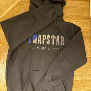 Svart hoodie från Trapstar - Säljer en svart hoodie från Trapstar i storlek L ( små i storlek) pris kan diskuteras .