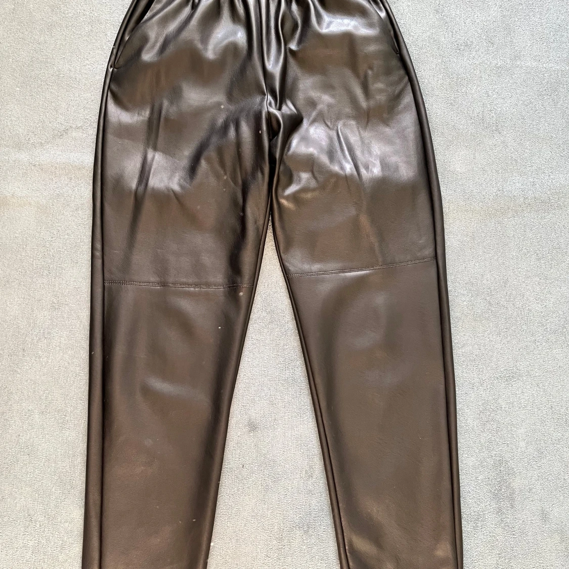 Svarta skinnbyxor med resårmidja