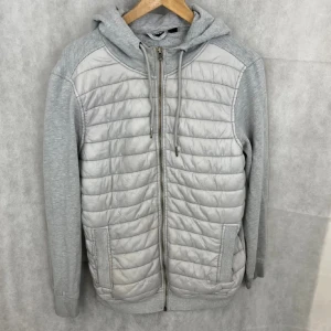 Cardigan Livergy  - Snygg grå cardigan från livergy med quiltad design. Perfekt för kyligare dagar. Modellen är 185 cm