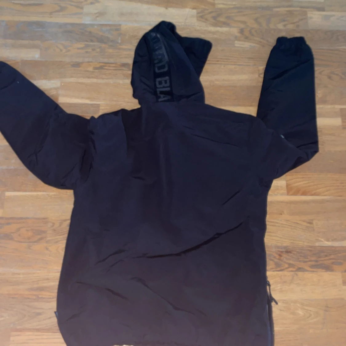 Svart jacka med text - 90