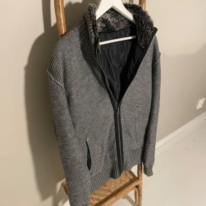 Cardigan med pälskrage - Säljer nu denna sjukt snygga cardiganen med pälskrage! Skick 9/10. Den säljs inte längre så den är helt unik! Storleken är uppskattad till M då det inte finns en exakt storlek på den. Kom privat för mer information.