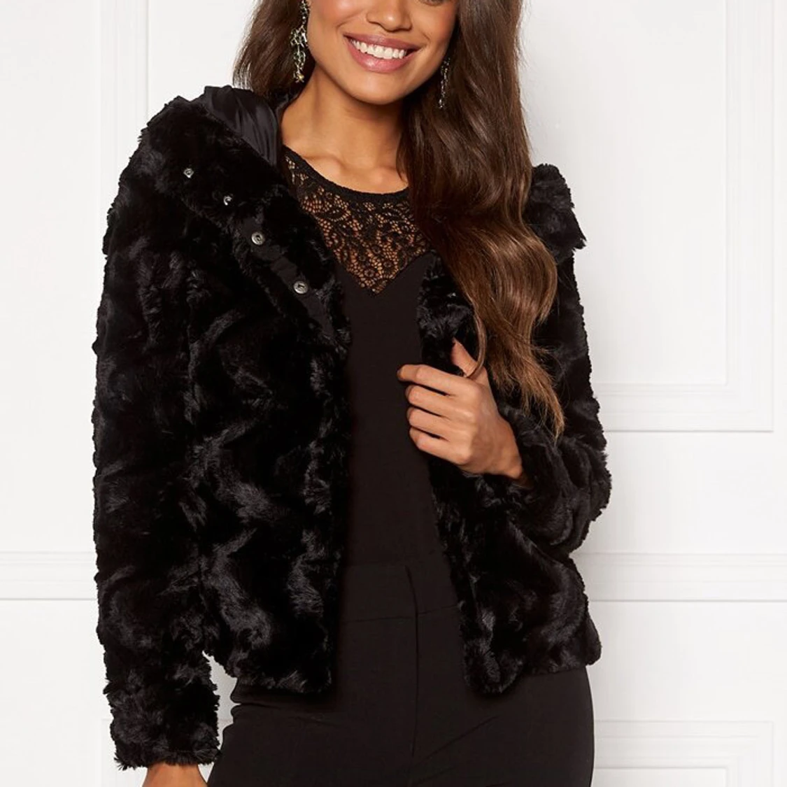 Svart pälsjacka med huva - 90