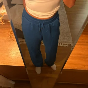 Blå mjukisbyxor - Säljer ett par bekväma blå mjukisbyxor med snörning i midjan. Passformen är ganska baggy beroende p hur du vill ha den, LÅNADE BILDER!!! säljer då jag har redan en liknande, den är ganska stretching så den passar från S-M!
