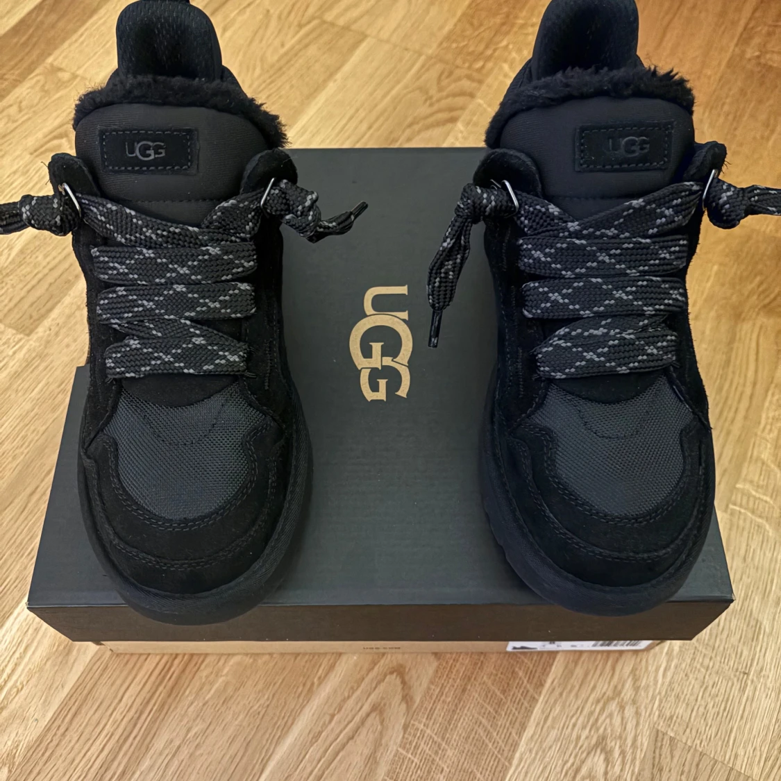 UGG Lowmel svart HELT NYA