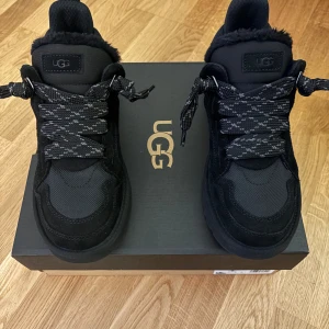 UGG Lowmel svart HELT NYA - Passa på att köpa helt nya Uggs i storlek 41 passar 41-42. extremt skön och snygg vintersko, slutsålda på dom flesta ställen eller 3-4 veckors leverans köpt på merchsweden kvitto finns 