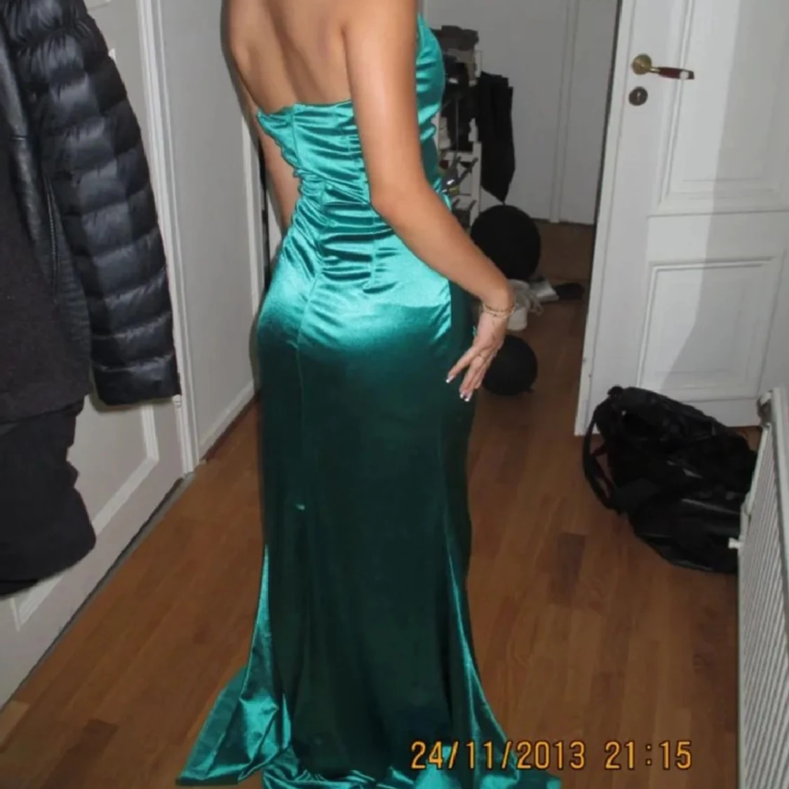 Grön axelbandslös långklänning i satin