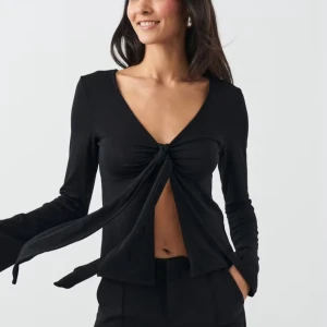 svart front tie topp - aldrig använts! från gina tricot 💞💞