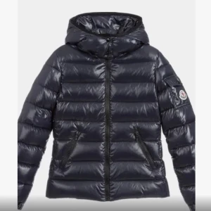 Moncler jacka - Bady giubbotto, varm och snygg. I perfekt skick kom priv för bilder och frågor storlek 1 alltså s men passar mig som har xs- xxs