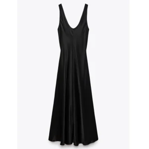 Svart långklänning i satin - Elegant svart långklänning i satin med djup v-ringning. Perfekt för en stilren och sofistikerad look. Klänningen har en flytande passform som ger en vacker siluett.