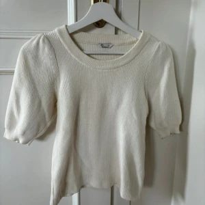 Kortärmad stickad T-shirt - Strl XS. Säljer för 50 kr