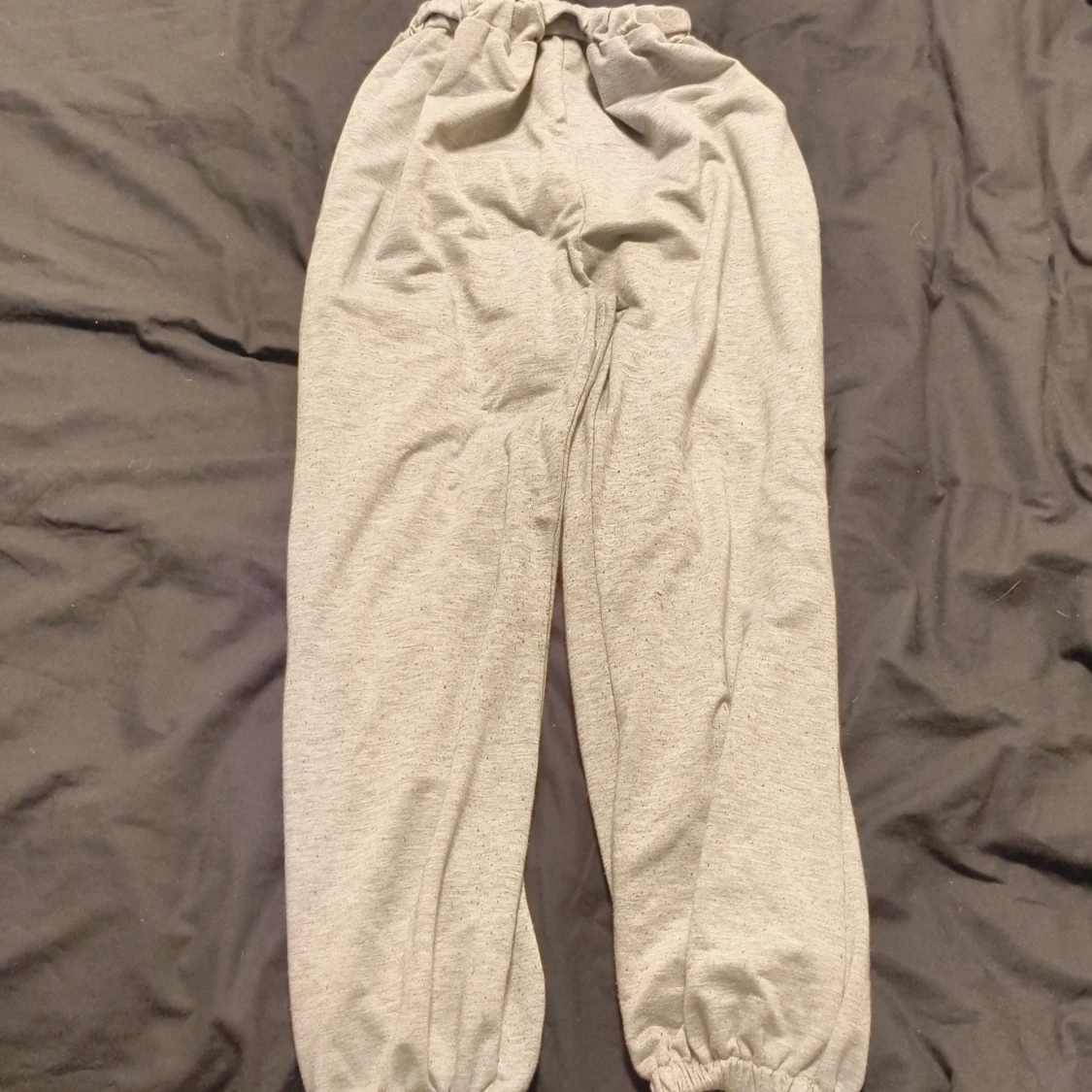 Grå mjukisbyxor med text