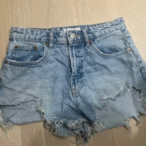 Zara shorts, ljusblå  - Säljer mina zara shorts då de blivit för små på mig. Dom är inte använda så mycket. Köptes för drygt ett år sedan. Pris kan diskuteras😊😊 