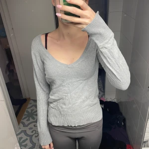 Tröja - Den är lite nopprig (andra bilden) utöver det är den i bra skick💗 storlek står ej skulle gissa på m, har inga andra bilder