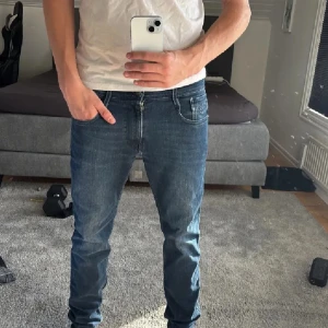 Blå jeansbyxor - Snygga blå jeansbyxor med en klassisk design. De har en normal passform och är perfekta för en avslappnad stil. Byxorna har en dragkedja och knappar framtill samt fem fickor.