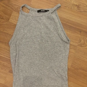 Linne - säljer ett fint grått linne som sitter tajt vid halsen, aldrig använt