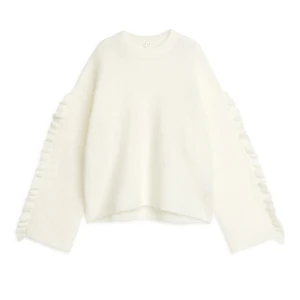 Vit stickad tröja med volangdetaljer - Superfin vit stickad tröja med volangdetaljer längs ärmarna, från arket💗