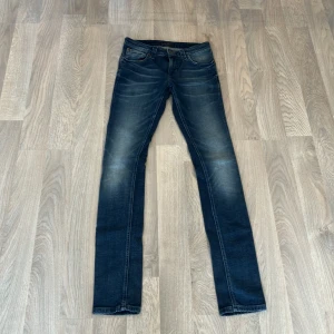 Nudie jeans  - Snygga nudie jeans jeansen är i 9/10 skick nästan som nyskick. nypris på dessa är 1600 men vårat pris är 399