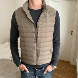Dunväst Massimo Dutti - Den perfekta västen för alla tillfällen. Den är lite för liten för mig som är 193 men passar alla under 190.  Storlek M Pris 700kr