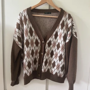 Brun kofta - Söt brun kofta med rutigt mönster. Använd väldigt få gånger.