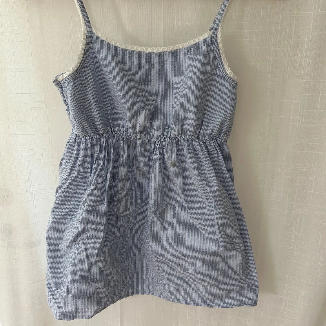 Blå och vit randig linnetopp med spetsdetaljer - 91