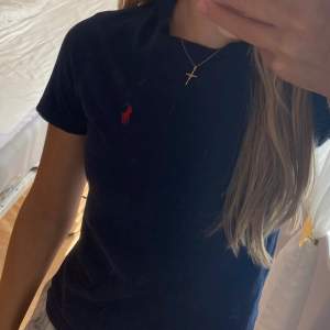 Mörkblå med rött märke Ralph lauren t-shirt. Använd ca. 5 gånger, utmärkt skick. Original pris 469kr, priset kan diskuteras😊