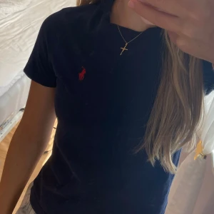 Polo Ralph lauren T-shirt - Mörkblå med rött märke Ralph lauren t-shirt. Använd ca. 5 gånger, utmärkt skick. Original pris 469kr, priset kan diskuteras😊