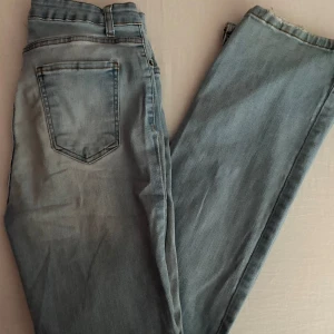 Ljusblå jeans från KOTON - Säljer ett par ljusblå jeans från KOTON. De har tigth passform i midjan vilket gör dom perefekta för er som har problem med att jeans är för stora i midjan. De formar rumpan utmärkt och har en dragkedja med knapp framtill. Perfekta för en avslappnad vardagslook!