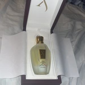 Xerjoff zefiro 100ml - xerjoff zefiro 100ml, nästan full bara använd fåtal gånger, skulle säga 80 av 100ml kvar. Original box ingår självklart, jätte bra sommar doft, luktar som en kall lite sur coca cola på en varm sommar dag med citrus, kom med bud / prisförslag :)
