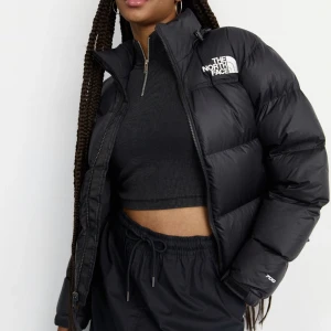 North face jacka  - Säljer mig jätte mysiga north face, perfekt nu när det ska börja bli kallt igen snart! Inga skador som hål, repor osv ❤️ 