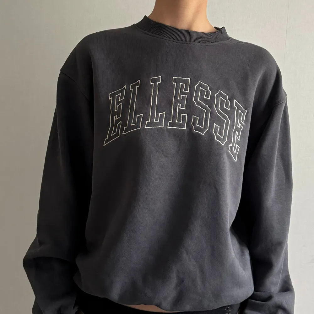 Sweatshirt från Ellesse. Storlek 36. Mörkgrå. Använt 1 gång. . Hoodies.