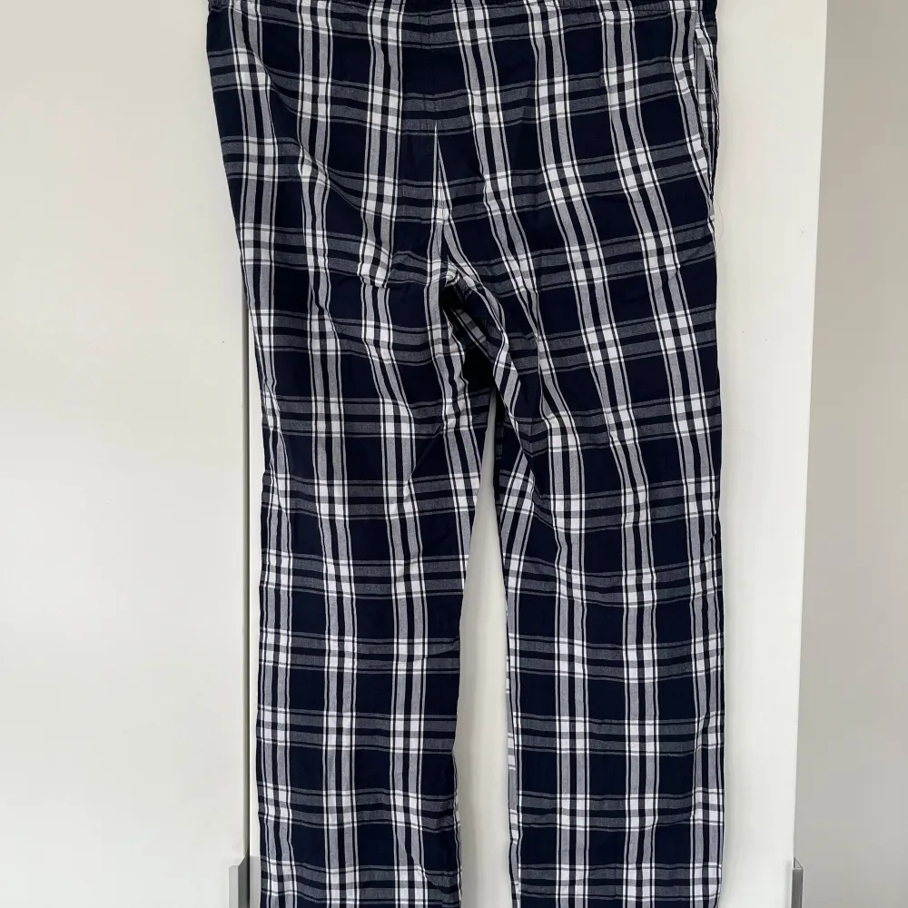 Rutiga pyjamasbyxor från ellos, blivit för små för mig. Passar XXS/XS. Jeans & Byxor.