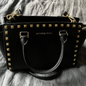 Micheal Kora väska  - Den är bra sid väska.  Och den bästa Michael Kors väskan. 