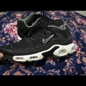 Helt nya svarta Nike Air Max Plus  - O använd fick som present och nu vill jag inte ha de de har suttit hemma och jag tänkte varför inte tjäna lite snabba pengar.