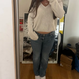 Lågmidjade jeans - Ett par lågmidjade jeans från Gina i strlk 36,jag har sytt in dem kortare så dessa jeans passar bra om man är 160 och under.De är i bra skick inga hål eller defekter,säljer för jag inte har någon användning av dem längre.Skriv för frågor💕